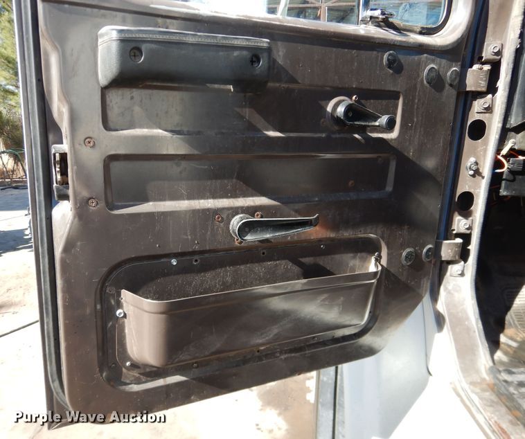 image for item HI9019 1993 International 4900  dump truck