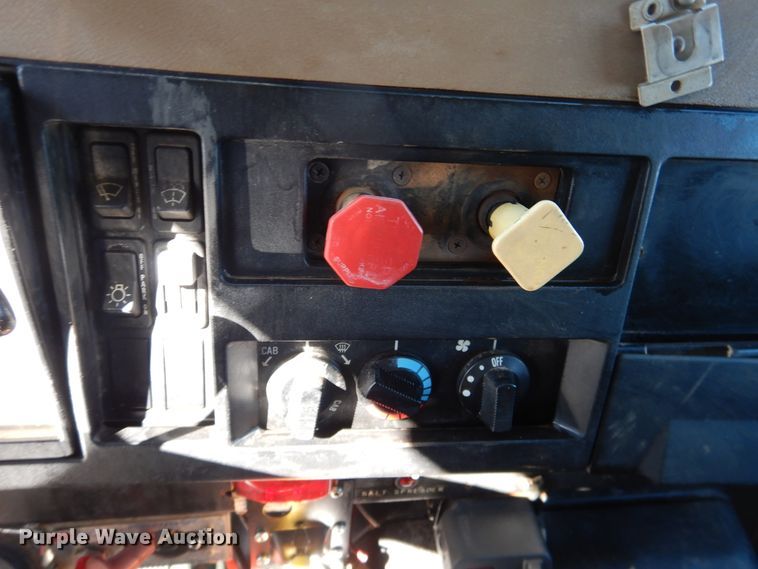 image for item HI9019 1993 International 4900  dump truck