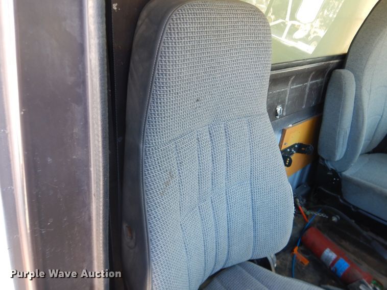 image for item HI9019 1993 International 4900  dump truck