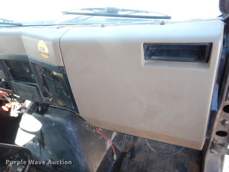 image for item HI9019 1993 International 4900  dump truck