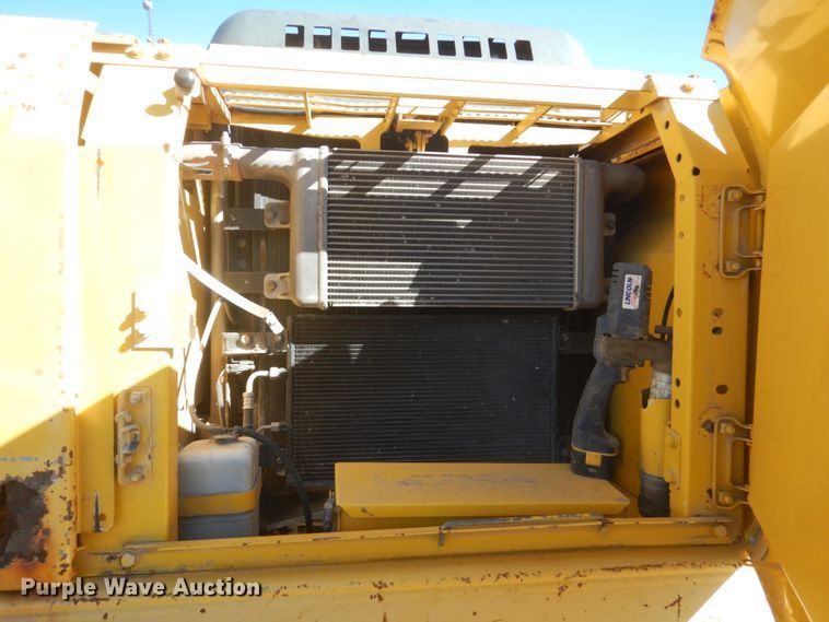 image for item HS9935 2004 Komatsu PC200LC-7  excavator