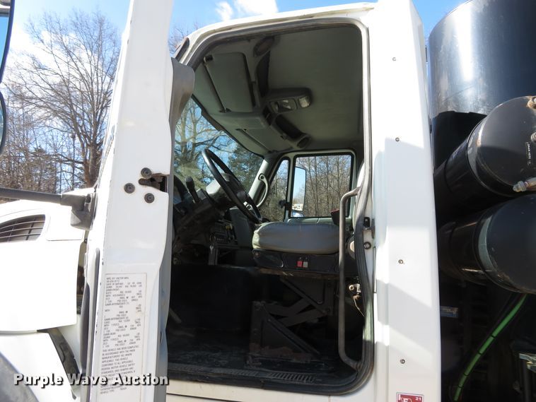 image for item HV9631 2006 International 7600  hydrovac truck