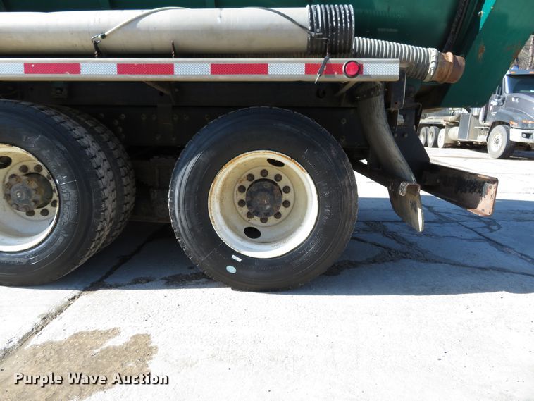 image for item HV9631 2006 International 7600  hydrovac truck