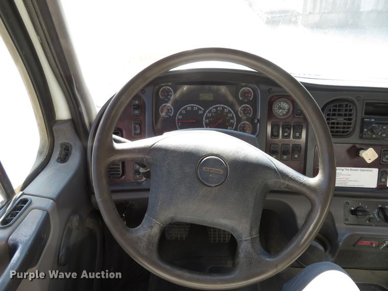 image for item HV9632 2009 Freightliner Business Class M2  hydrovac truck