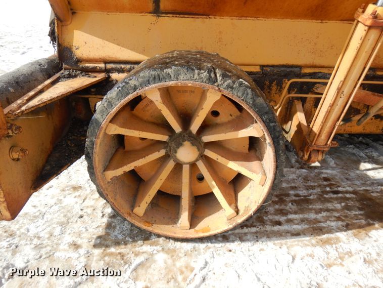 image for item HX9665 1988 Blaw Knox PF150  paver