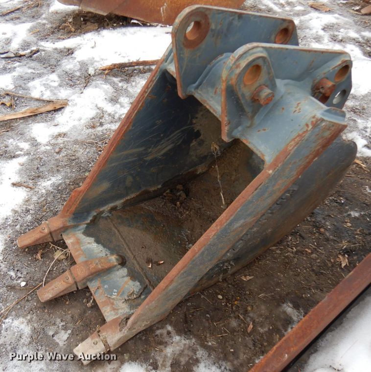 image for item HX9694 Komatsu  18"W excavator bucket