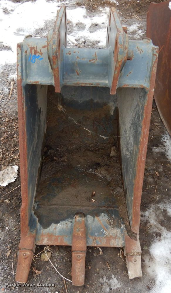 image for item HX9694 Komatsu  18"W excavator bucket