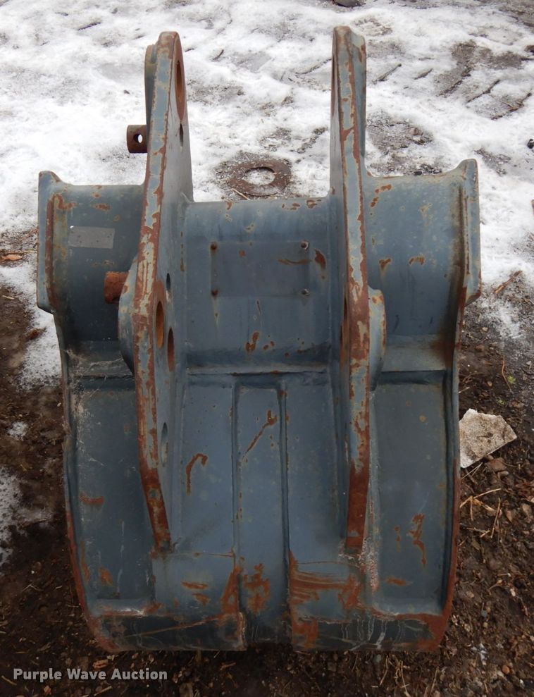 image for item HX9694 Komatsu  18"W excavator bucket