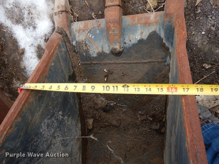 image for item HX9694 Komatsu  18"W excavator bucket