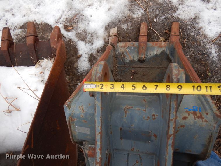 image for item HX9694 Komatsu  18"W excavator bucket