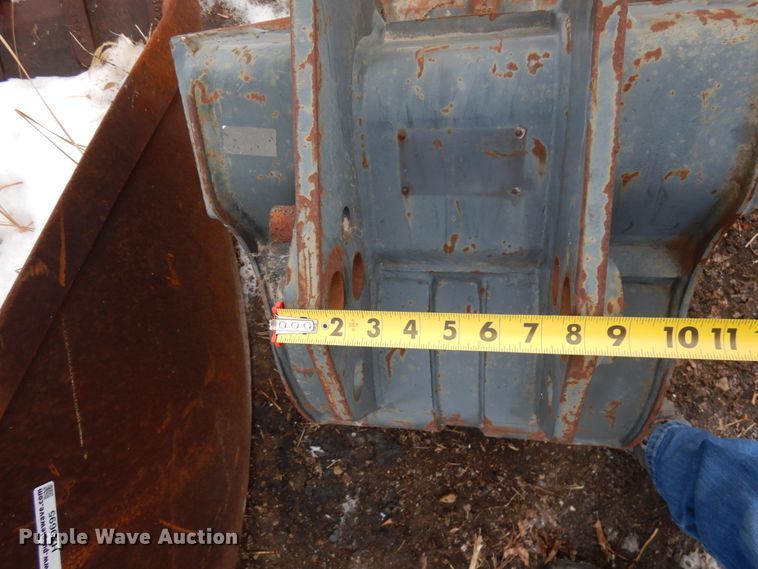 image for item HX9694 Komatsu  18"W excavator bucket