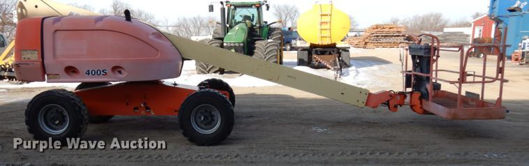 image for item IA9372 2004 JLG 400S  boom lift