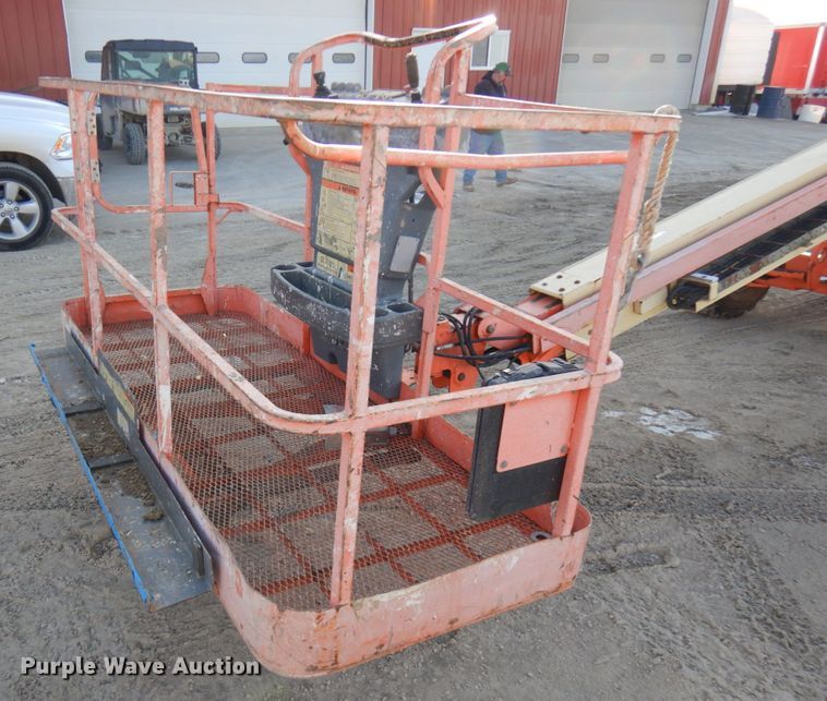 image for item IA9372 2004 JLG 400S  boom lift