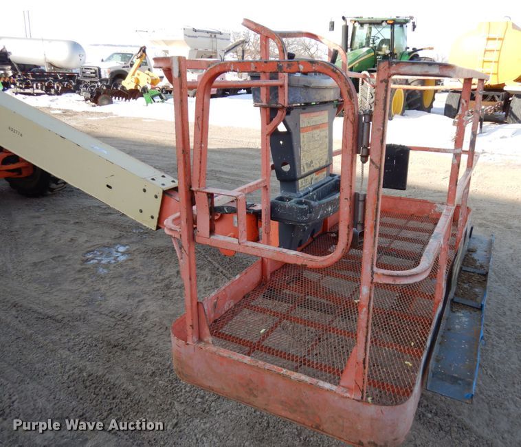 image for item IA9372 2004 JLG 400S  boom lift