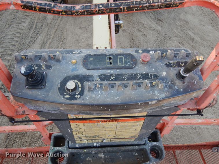 image for item IA9372 2004 JLG 400S  boom lift