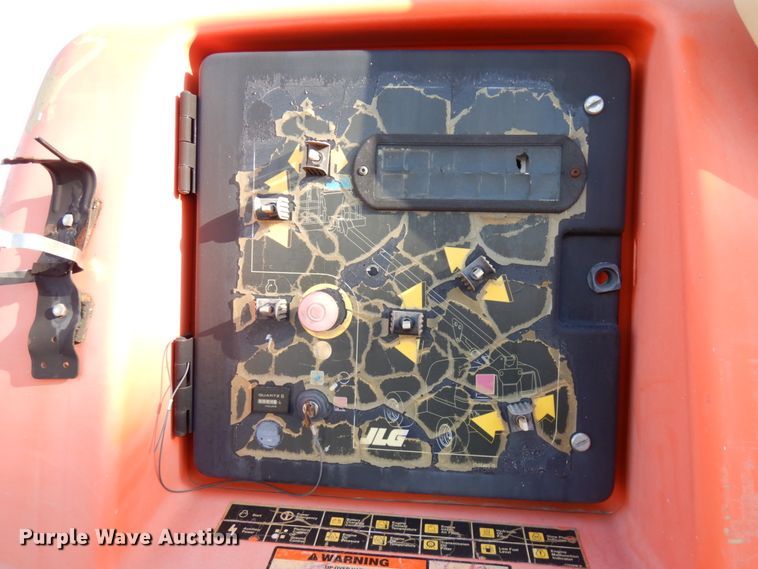 image for item IA9372 2004 JLG 400S  boom lift