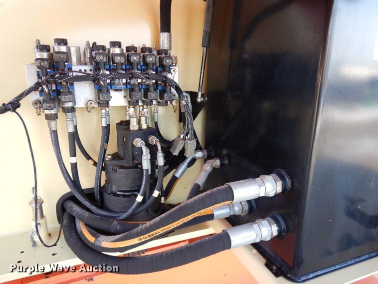 image for item IA9372 2004 JLG 400S  boom lift