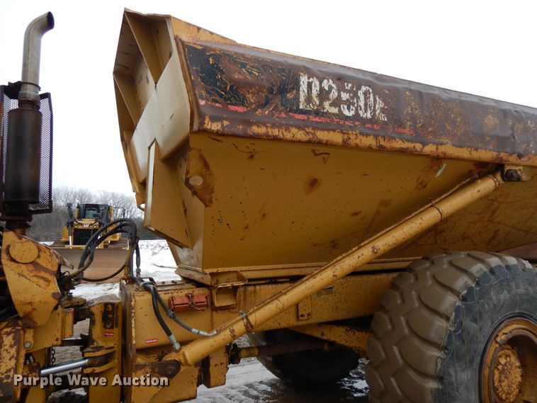 image for item IA9379 1995 Caterpillar D250E  haul truck