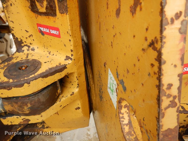 image for item IA9379 1995 Caterpillar D250E  haul truck