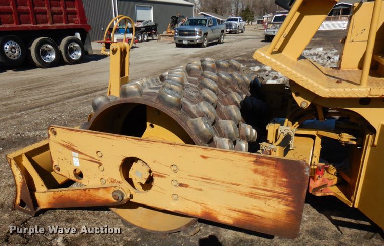 image for item IA9388 2001 Caterpillar CP-433C  single drum vibratory roller