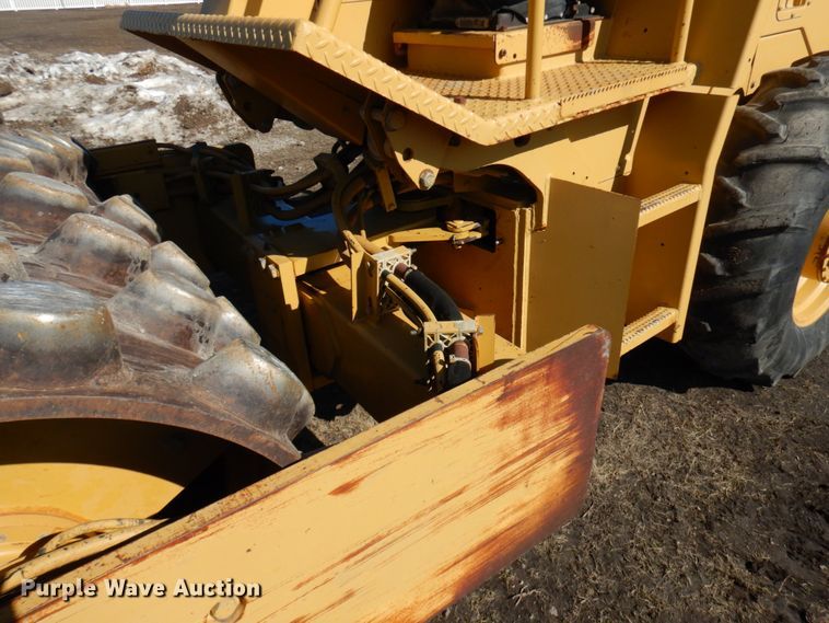 image for item IA9388 2001 Caterpillar CP-433C  single drum vibratory roller