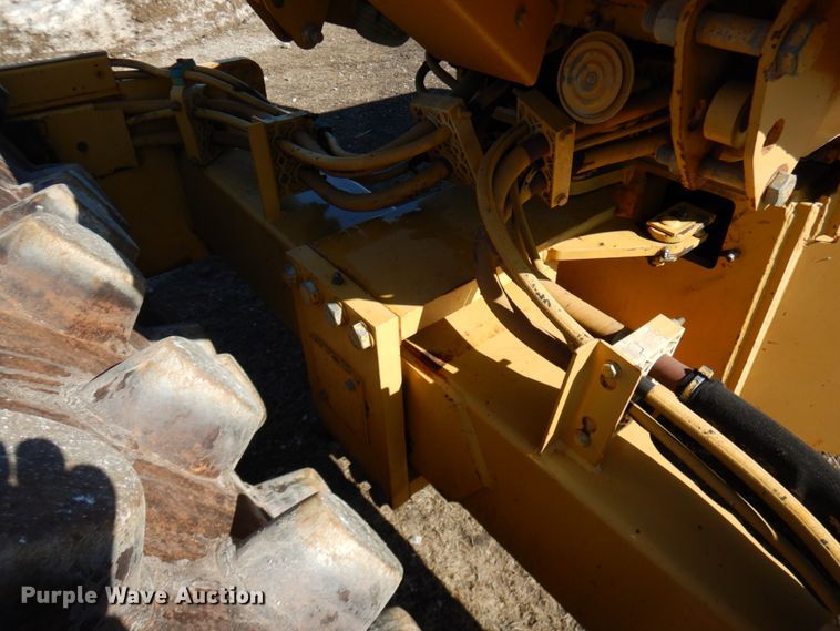 image for item IA9388 2001 Caterpillar CP-433C  single drum vibratory roller