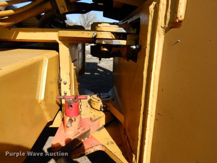 image for item IA9388 2001 Caterpillar CP-433C  single drum vibratory roller