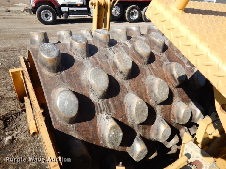 image for item IA9388 2001 Caterpillar CP-433C  single drum vibratory roller