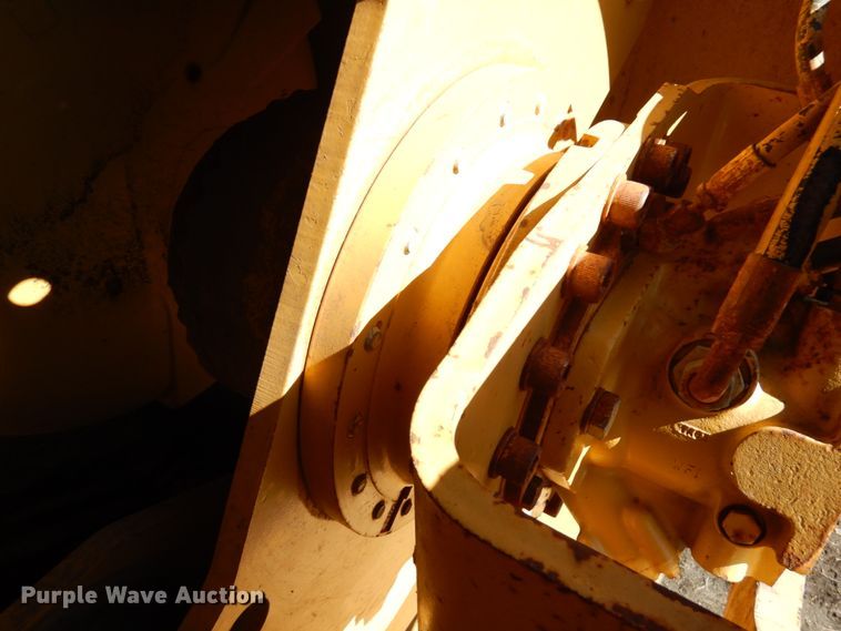 image for item IA9388 2001 Caterpillar CP-433C  single drum vibratory roller