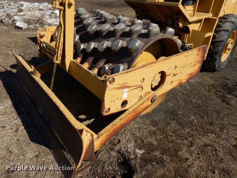 image for item IA9388 2001 Caterpillar CP-433C  single drum vibratory roller