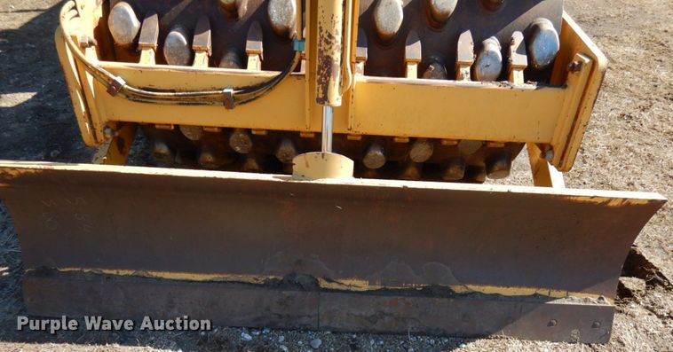 image for item IA9388 2001 Caterpillar CP-433C  single drum vibratory roller