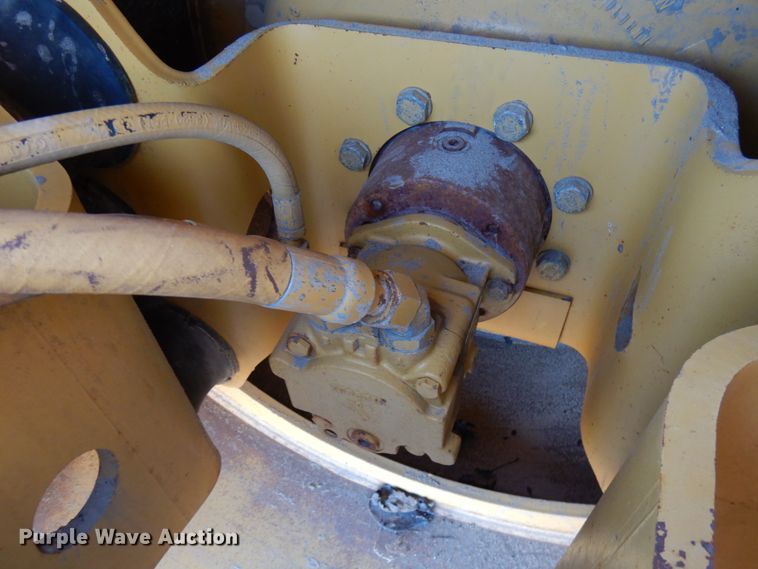 image for item IA9388 2001 Caterpillar CP-433C  single drum vibratory roller