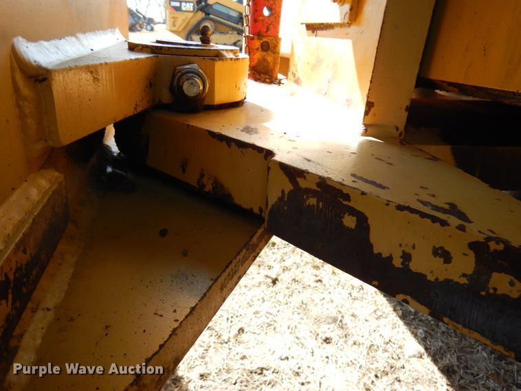 image for item IA9388 2001 Caterpillar CP-433C  single drum vibratory roller