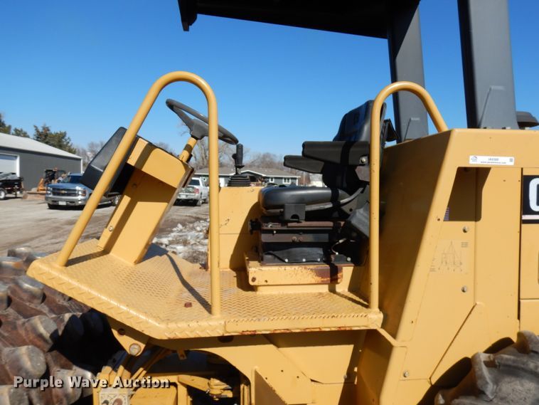 image for item IA9388 2001 Caterpillar CP-433C  single drum vibratory roller