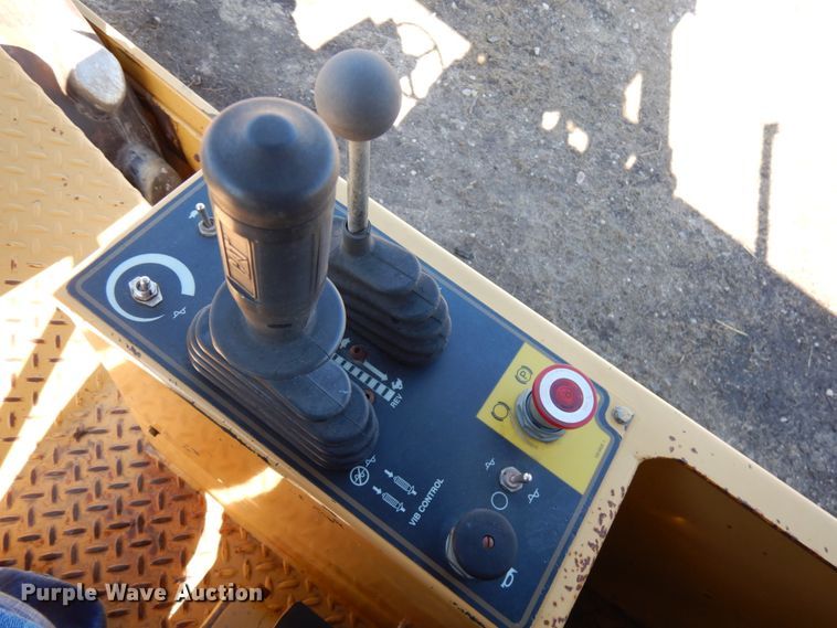 image for item IA9388 2001 Caterpillar CP-433C  single drum vibratory roller