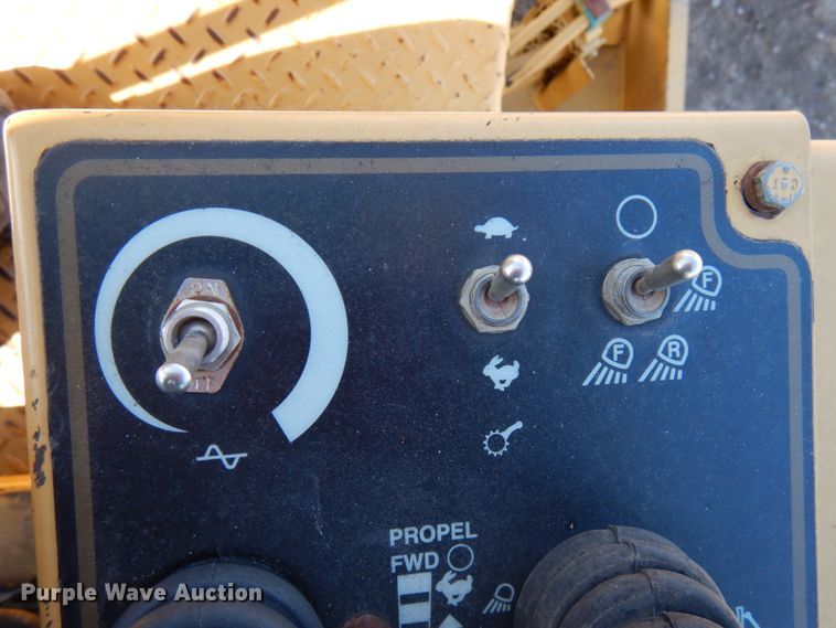 image for item IA9388 2001 Caterpillar CP-433C  single drum vibratory roller