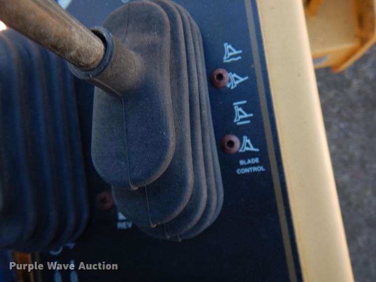 image for item IA9388 2001 Caterpillar CP-433C  single drum vibratory roller