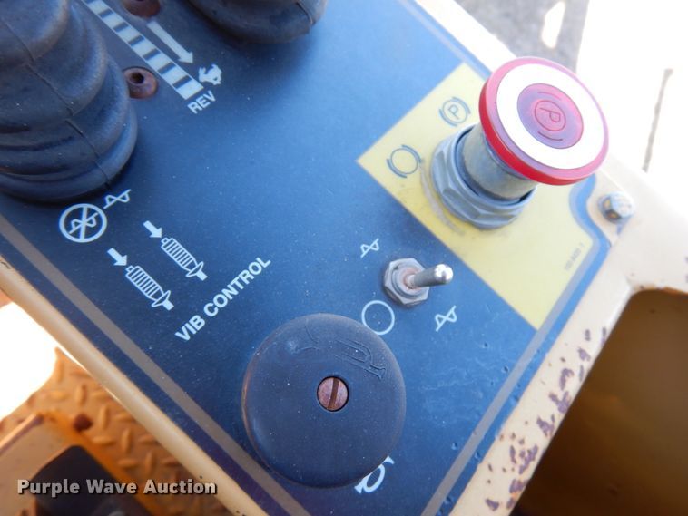 image for item IA9388 2001 Caterpillar CP-433C  single drum vibratory roller