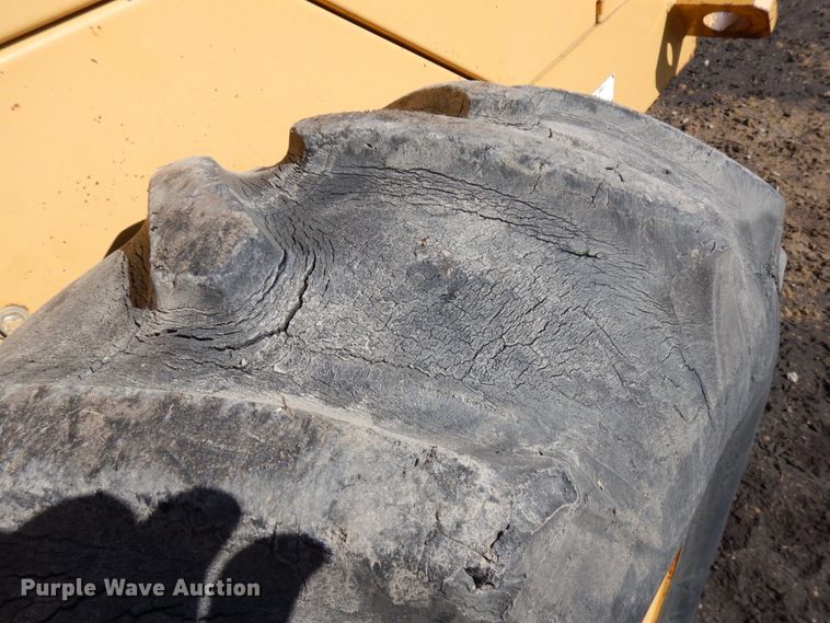 image for item IA9388 2001 Caterpillar CP-433C  single drum vibratory roller