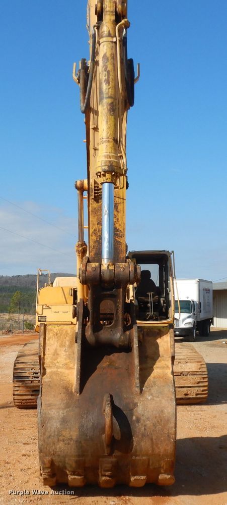 image for item IP9062 1999 John Deere 450LC  excavator