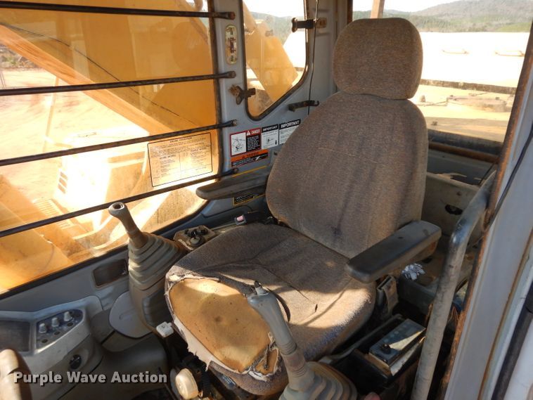 image for item IP9062 1999 John Deere 450LC  excavator