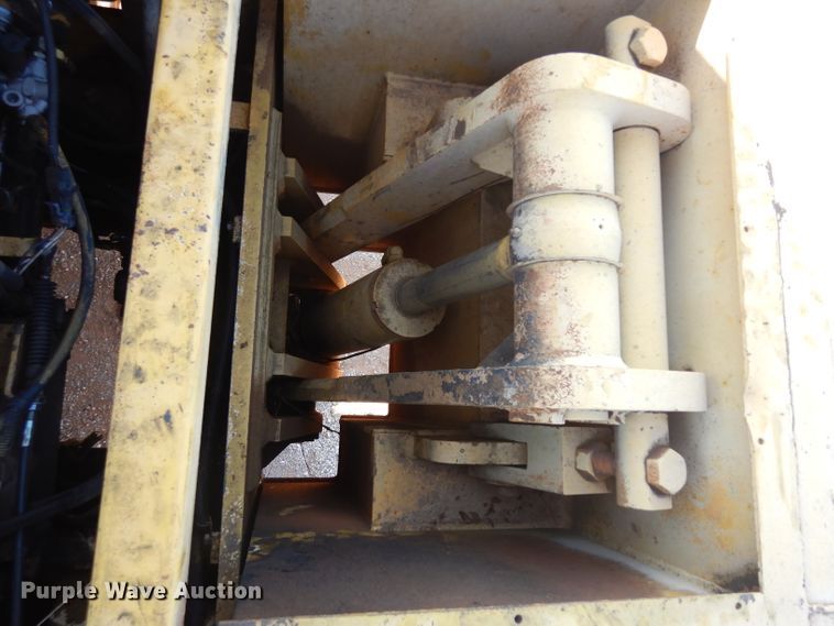 image for item IP9062 1999 John Deere 450LC  excavator