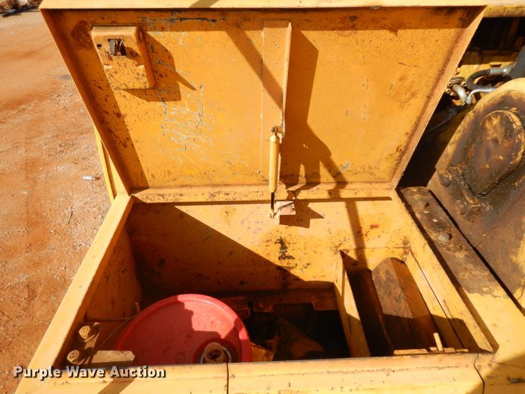 image for item IP9062 1999 John Deere 450LC  excavator