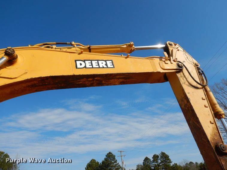 image for item IP9062 1999 John Deere 450LC  excavator