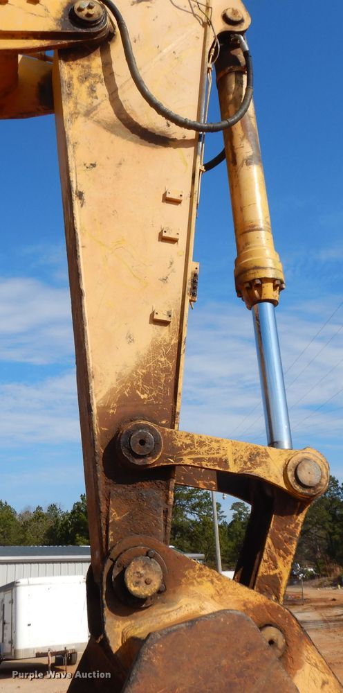 image for item IP9062 1999 John Deere 450LC  excavator