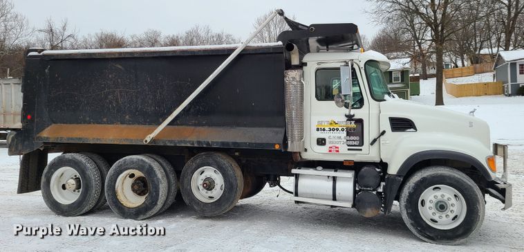 image for item IQ9022 2003 Mack CV713  dump truck