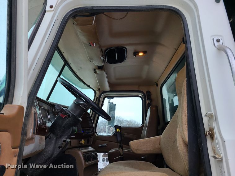 image for item IQ9022 2003 Mack CV713  dump truck