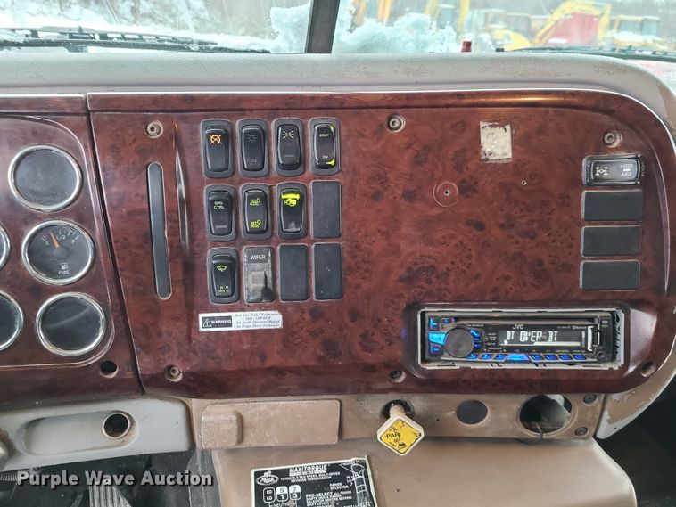 image for item IQ9022 2003 Mack CV713  dump truck