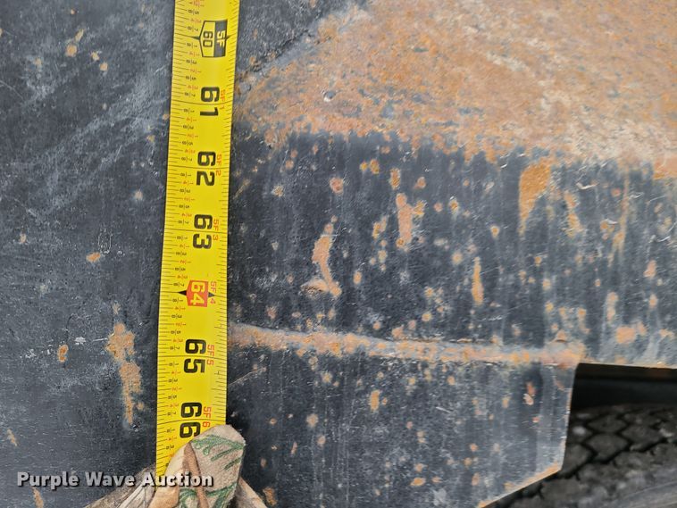 image for item IQ9022 2003 Mack CV713  dump truck