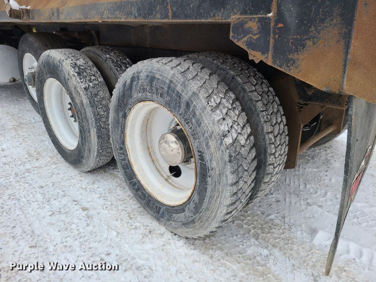 image for item IQ9022 2003 Mack CV713  dump truck